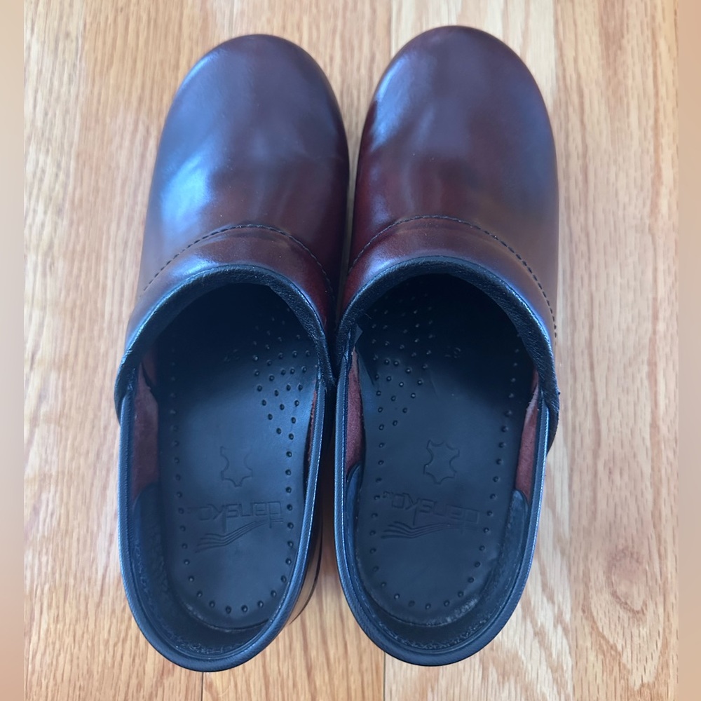 Dansko Professional Clogs Size 37 Oxblood Red Patent Leather